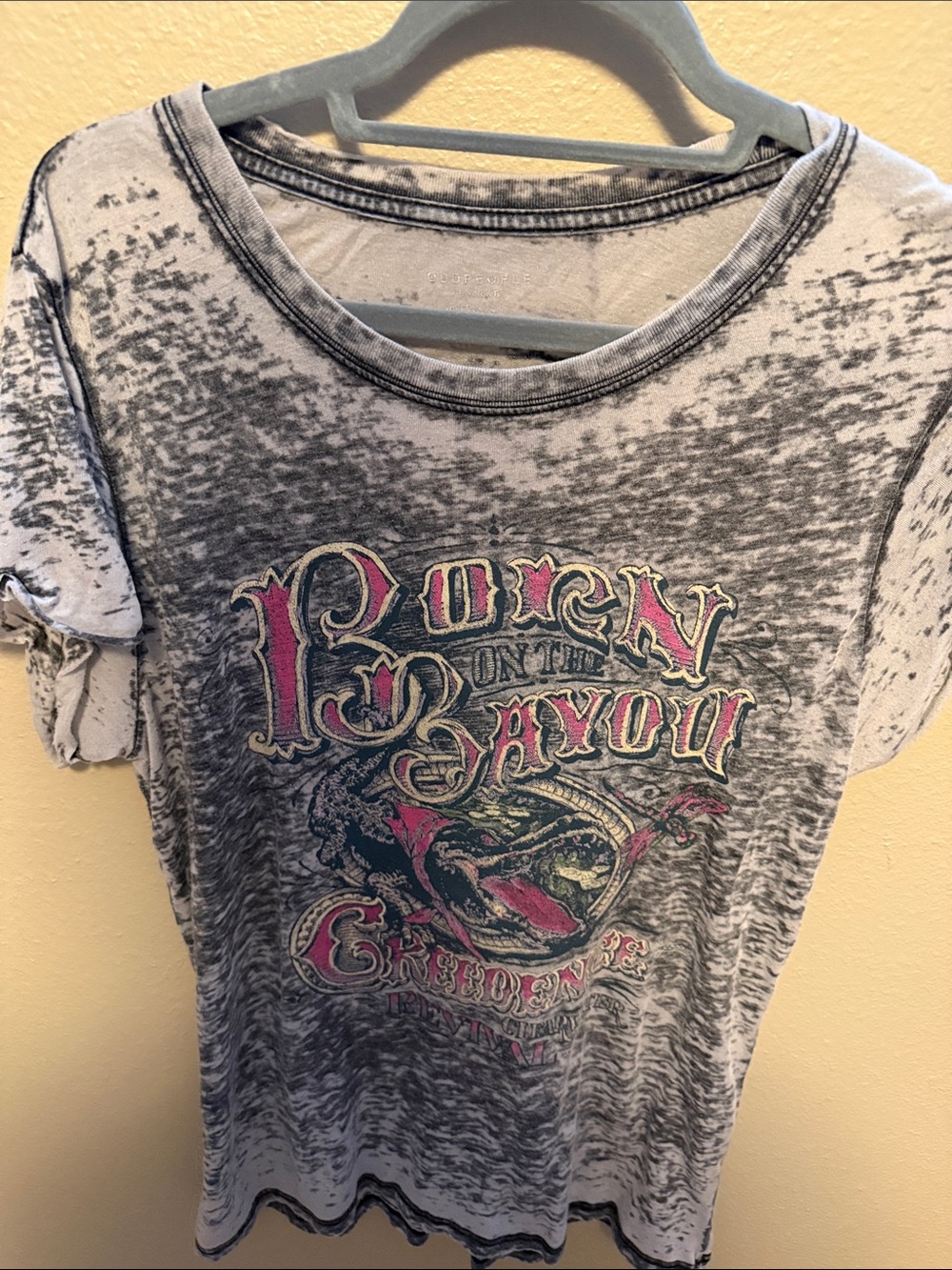 Vintage-Inspired Gray Graphic Short Sleeve Tee